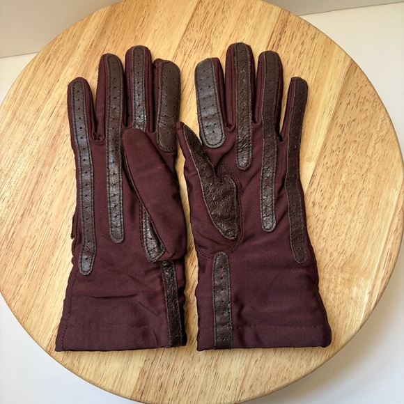 Isotoner Warm-Ups by Aris Women’s Maroon Vintage Lined Gloves - Picture 2 of 5